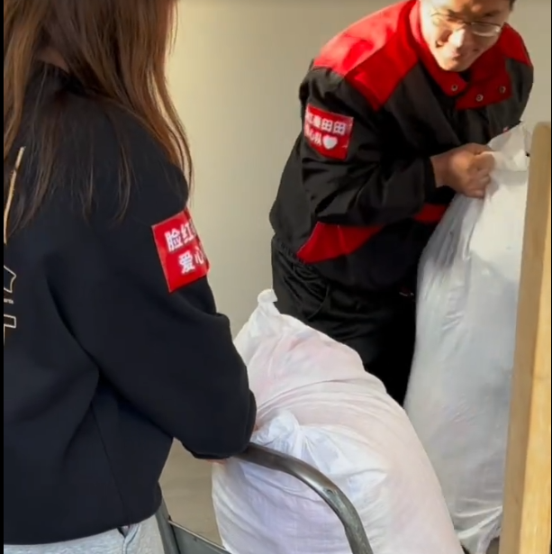 脸红秦田田爱心公益行动