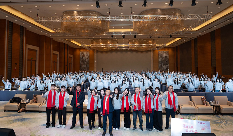 乾广集团年会合影留念